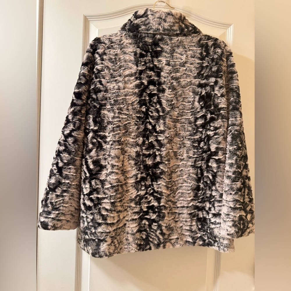 NWOT Monochrome Faux Fur Women’s Coat Size Small - Picture 4 of 8